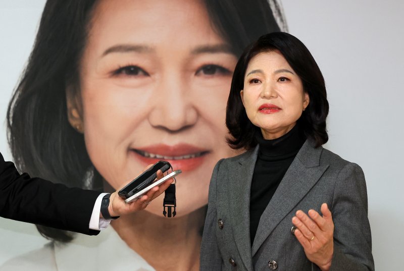 [대구=뉴시스] 이무열 기자 = 국민의힘 대구시장 경선에서 컷오프(공천 배제)된 이진숙 전 방송통신위원장이 6일 대구 중구 캠프 사무실에서 취재진 질문에 답하고 있다. 2026.04.06. lmy@newsis.com