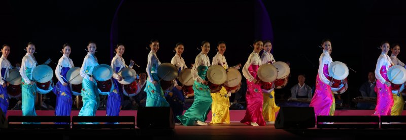 [서울=뉴시스] 김금보 기자 = 25일 오후 서울 종로구 경복궁 흥례문광장에서 열린 '2025년 제11회 궁중문화축전 개막제'에서 서울시무용단, 국가유산진흥원 예술단, 우리소리 바라지 단원들이 주제공연 '제1경 기미' 공연을 하고 있다. 2025.04.25. kgb@newsis.com