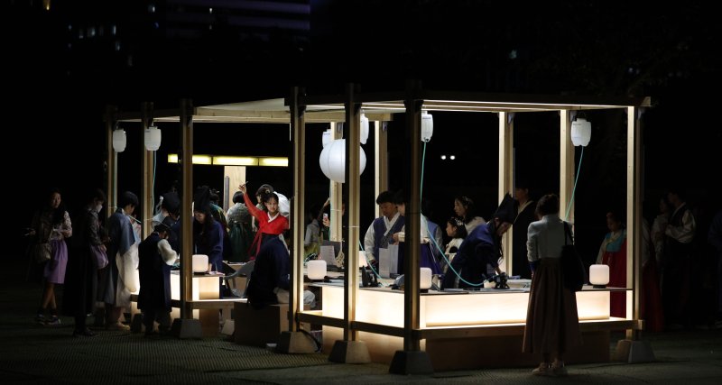 [서울=뉴시스] 김선웅 기자 = 9일 서울 종로구 경복궁에서 열린 궁중문화축전에서 한복을 입은 시민들이 이벤트에 참여하고 있다.국가유산청 궁능유적본부와 국가유산진흥원은 9일부터 13일까지 서울 4대 고궁(경복궁·창덕궁·창경궁·덕수궁)에서 2024 가을 궁중문화축전을 개최한다. 올해로 10주년을 맞은 궁중문화축전은 고궁에서 다양한 전통문화를 즐길 수 있는 국내 최대 문화유산 축제다. 2024.10.09. mangusta@newsis.com