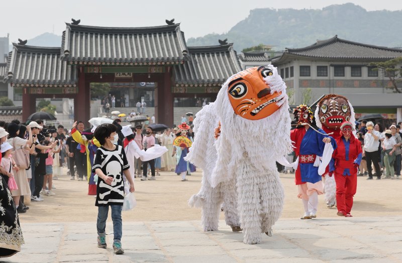 [서울=뉴시스] 김진아 기자 = 어린이날 연휴가 시작된 4일 오후 서울 종로구 경복궁을 찾은 어린이와 가족들이 궁중문화축전 길놀이 공연을 보며 즐거운 시간을 보내고 있다. 2024.05.04. bluesoda@newsis.com