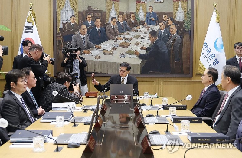 의사봉 두드리는 이창용 총재 (출처=연합뉴스)