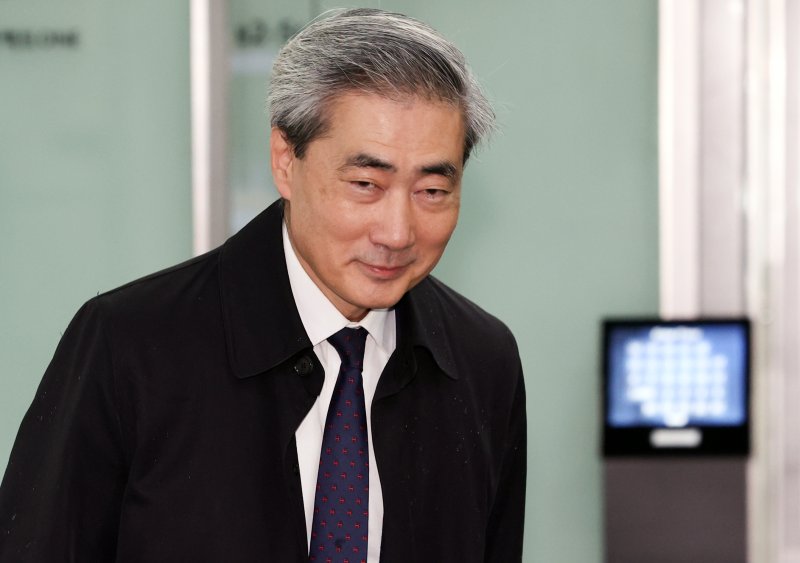 [서울=뉴시스] 최진석 기자 = 신현송 한국은행 총재 후보자가 지난 9일 오전 서울 중구 한화금융플라자에 차려진 인사 청문회 준비 사무실로 출근하고 있다. 2026.04.09. myjs@newsis.com