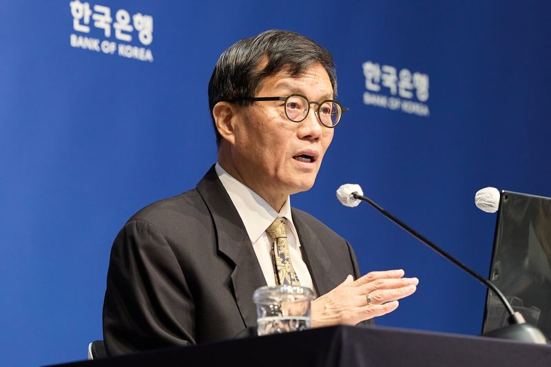 이창용 한국은행 총재가 10일 서울 중구 한은에서 열린 통화정책방향 기자간담회에서 취재진 질문에 답하고 있다. 뉴스1