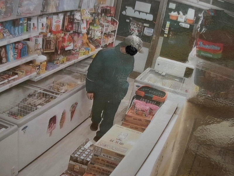 무인점포에서 사과 편지를 남기고 음식을 훔친 남성에게 점주가 "명백한 절도"라며 단호한 입장을 밝힌 사실이 알려졌다. 사진은 피해 점포 CCTV에 포착된 남성의 모습. /사진=보배드림