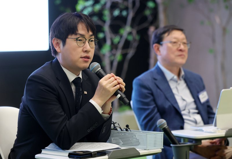 하정우 AI미래기획수석이 지난 10일 서울 강남구 역삼동 GS타워에서 열린 AI 혁신위원회 3차 회의에서 모두 발언을 하고 있다. 뉴스1