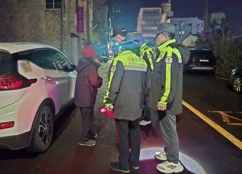 지난 4월9일 제주서부경찰서 노형지구대와 자율방범대가 노형동 일대에서 합동 순찰 중 치매노인을 발견해 안전하게 귀가할 수 있도록 조치하고 있다. /사진=노형지구대