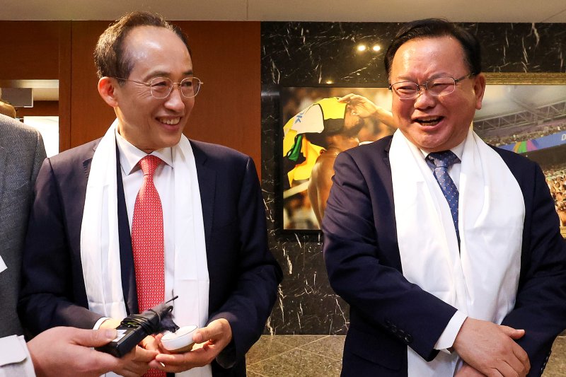 [대구=뉴시스] 이무열 기자 = 대구시장 출마를 선언한 김부겸 전 총리와 추경호 국민의힘 대구시장 경선 후보가 지난 5일 대구 수성구 대구스타디움에서 열린 2026 대구 기독교 부활절 연합예배에서 대화하고 있다. 2026.04.05. lmy@newsis.com