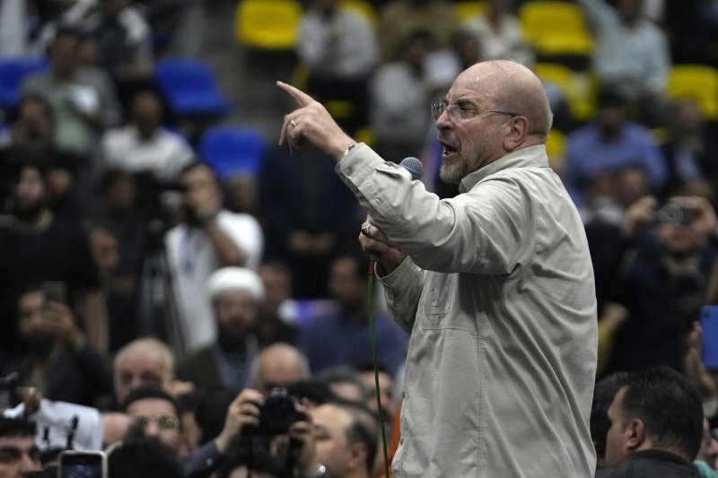 [테헤란=AP/뉴시스] 모하마드 바게르 갈리바프 이란 국회의장이 2024년 6월 26일(현지시각) 테헤란에서 오늘 28일의 조기 대선을 앞두고 유세 연설을 하고 있다. 2026.04.11.