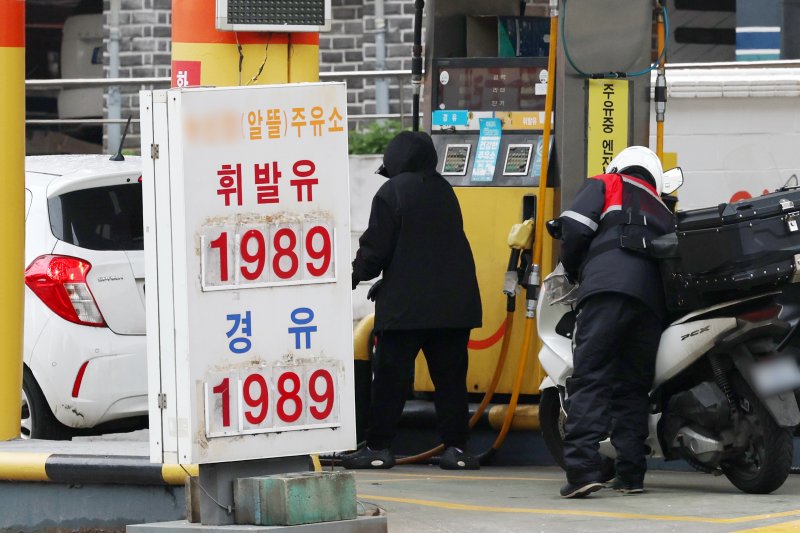 [서울=뉴시스] 조성우 기자 = 정부가 석유 최고가격제 3차 가격을 동결하기로 한 전날 서울 시내 한 주유소에 유가 정보가 표시되어 있다.정부는 이날 자정부터 휘발유 리터당 1934원, 경유 1923원, 등유 1530원의 3차 최고가격을 적용했다. 국제 석유제품 가격 상승에도 민생 안정을 고려해 2차 최고가격 수준으로 동결했다. 2026.04.10. xconfind@newsis.com