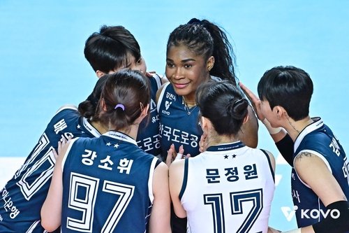 득점 후 기뻐하는 한국도로공사의 모마(중앙) (출처=연합뉴스)