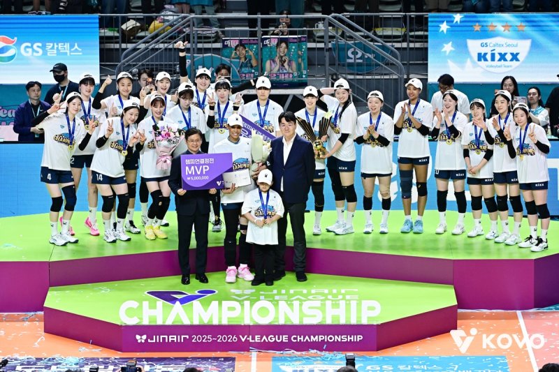 챔프전 MVP로 뽑힌 GS칼텍스의 실바(중앙) (출처=연합뉴스)