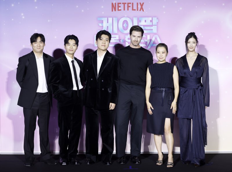 [서울=뉴시스] 김혜진 기자 = 프로듀서 IDO 남희동(왼쪽부터), 이유한, 곽중규, 크리스 애플한스 감독, 매기 강 감독, 이재가 1일 오후 서울 용산구 CGV 용산아이파크몰에서 열린 넷플릭스 영화 '케이팝 데몬 헌터스' 아카데미 수상 기념 기자간담회에서 포즈를 취하고 있다. 2026.04.01. jini@newsis.com