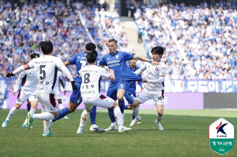 충북청주의 전방 압박에 고전했던 수원삼성 (한국프로축구연맹 제공) /사진=뉴스1