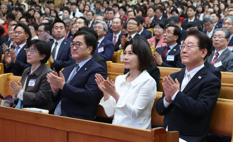 [서울=뉴시스] 고범준 기자 = 이재명 대통령과 김혜경 여사가 5일 서울 영등포구 여의도순복음교회에서 열린 2026 부활절 연합예배에서 박수치고 있다. (청와대통신사진기자단) 2026.04.05. bjko@newsis.com