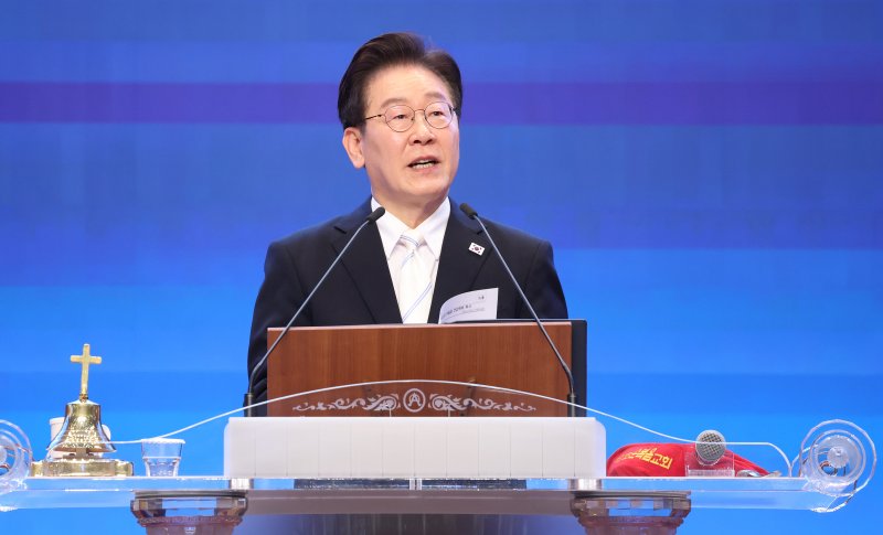 [서울=뉴시스] 고범준 기자 = 이재명 대통령이 5일 서울 영등포구 여의도순복음교회에서 열린 2026 부활절 연합예배에서 축사를 하고 있다. (청와대통신사진기자단) 2026.04.05. bjko@newsis.com