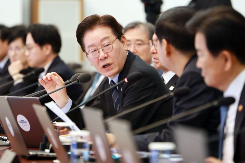 [서울=뉴시스] 고범준 기자 = 이재명 대통령이 6일 청와대에서 열린 국무회의 겸 비상경제점검회의에서 구윤철 경제부총리 겸 재정경제부 장관과 대화하고 있다. 2026.04.06. bjko@newsis.com