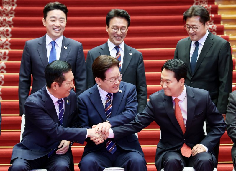 [서울=뉴시스] 최동준 기자 = 이재명 대통령이 7일 청와대에서 열린 여야정 민생경제협의체 회담 및 오찬에서 정청래 더불어민주당 대표, 장동혁 국민의힘 대표와 기념촬영을 하며 손을 맞잡고 있다. 2026.04.07. photocdj@newsis.com