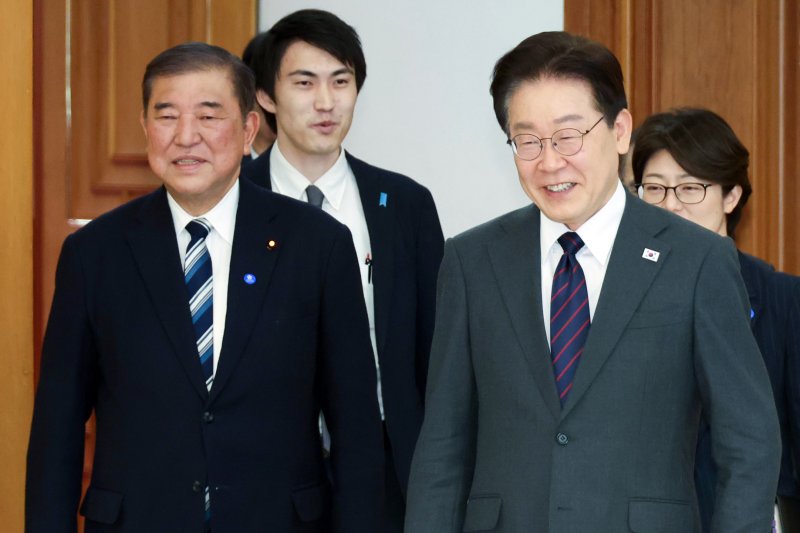 [서울=뉴시스] 최동준 기자 = 이재명 대통령과 이시바 시게루 전 일본 총리가 8일 청와대에서 열린 오찬에 입장하고 있다. (청와대통신사진기자단) 2026.04.08. photocdj@newsis.com