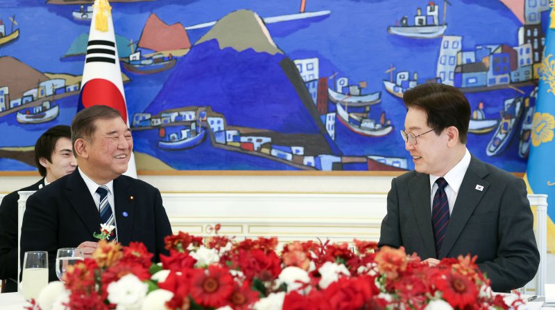 [서울=뉴시스] 최동준 기자 = 이재명 대통령과 이시바 시게루 전 일본 총리가 8일 청와대에서 오찬에 앞서 대화하고 있다. (청와대통신사진기자단) 2026.04.08. photocdj@newsis.com