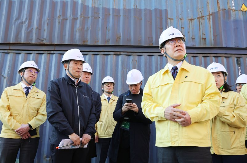 [의왕=뉴시스] 고범준 기자 = 이재명 대통령이 8일 경기 의왕 내륙컨테이너 기지를 방문해 고유가 위기극복을 위한 화물운송·물류업계 현장 간담회를 마친 뒤 현장을 시찰하고 있다. 2026.04.08. bjko@newsis.com