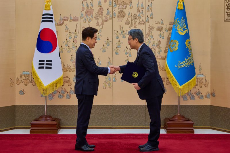 [서울=뉴시스] 이재명 대통령이 9일 청와대 본관 접견실에서 김성식 국민경제자문회의 부의장에게 위촉장을 수여하고 있다. (사진=청와대 제공) 2026.04.09. photo@newsis.com *재판매 및 DB 금지