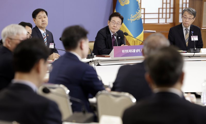 [서울=뉴시스] 최동준 기자 = 이재명 대통령이 9일 청와대에서 열린 국민경제자문회의 제1차 전체회의에서 참석자 발언을 듣고 있다. 2026.04.09. photocdj@newsis.com