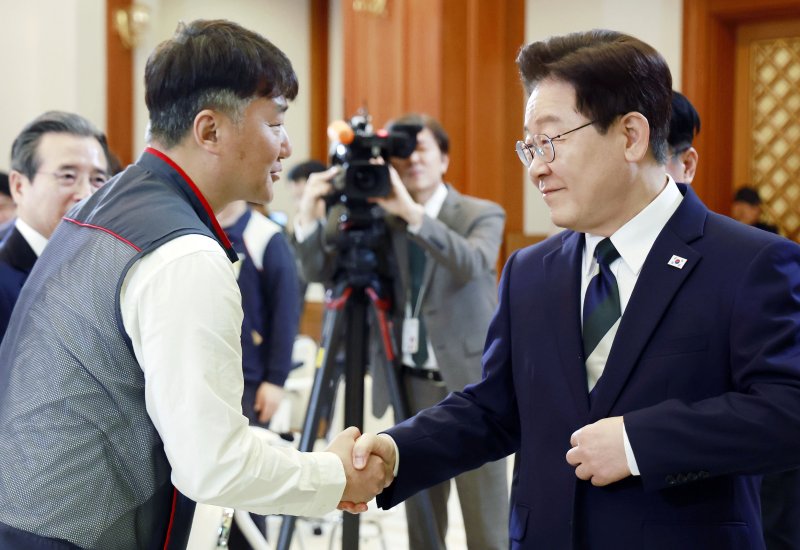 [서울=뉴시스] 최동준 기자 = 이재명 대통령이 10일 청와대에서 열린 민주노총 초청 간담회에서 양경수 민주노총 위원장과 악수하고 있다. 2026.04.10. photocdj@newsis.com