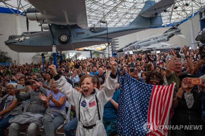 '아르테미스Ⅱ' 귀환에 기뻐하는 사람들 (출처=연합뉴스)
