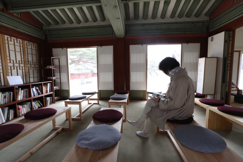 【서울=뉴시스】고승민 기자 = 문화재청 창경궁관리소가 집복헌 대청에서 궁궐 등 관련 서적을 읽을 수 있는 '작은 도서관'을 운영하는 첫날인 20일 오후 집복헌을 찾은 시민이 책을 읽고 있다. 집복헌은 조선22대 임금 정조가 자주 머물렀던 영춘헌 서쪽 건물로 사도세자와 순조가 태어난 곳으로 알려져 있다. 2018.03.20. kkssmm99@newsis.com
