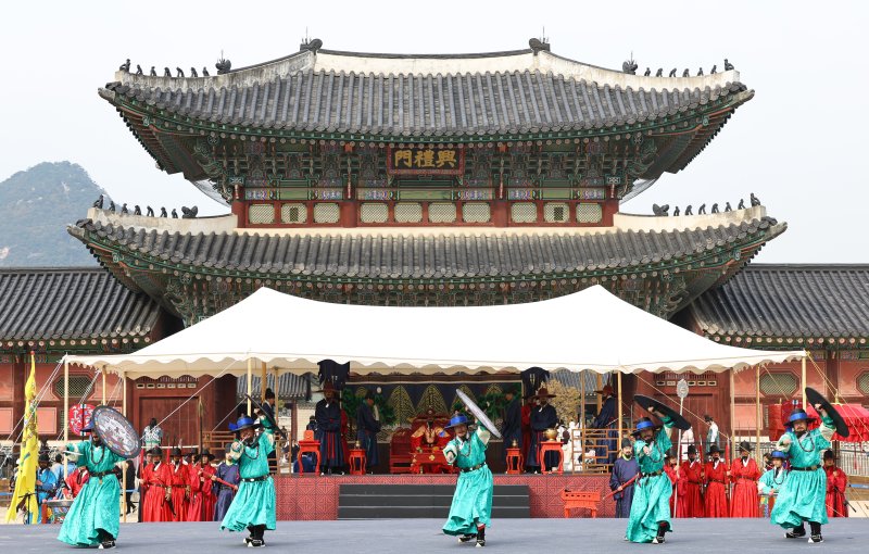 [서울=뉴시스] 최진석 기자 = 30일 오후 서울 종로구 경복궁 흥례문광장에서 열린 궁궐 호위군사열의식에서 무예 시연 단체 연무가 펼쳐지고 있다. 2025.10.30. myjs@newsis.com