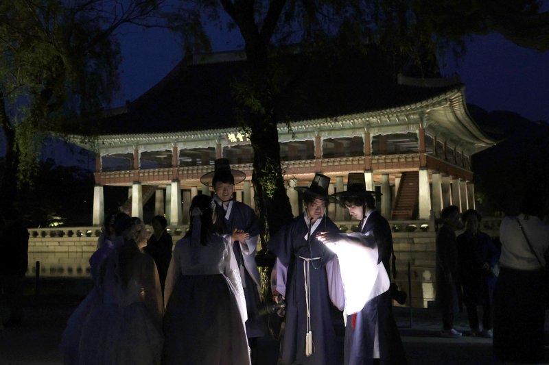 [서울=뉴시스] 최동준 기자 = 8일 서울 종로구 경복궁을 찾은 외국인들이 기념사진을 찍고 있다.국가유산청은 오는 6월 15일까지 2025년 상반기 경복궁 야간관람을 운영한다. 2025.05.08. photocdj@newsis.com