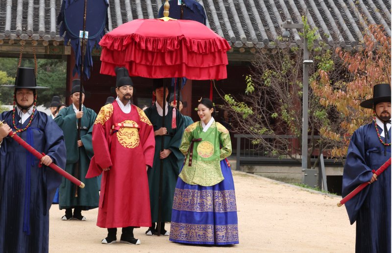 [서울=뉴시스] 김명원 기자 = 왕가의 산책, 조선 후기 정조시대 왕가의 행렬이 26일 오전 서울 종로구 창경궁 홍화문에서 출발해 춘당지, 통명전 일대에서 펼쳐지고 있다. 국가유산청 궁능유적본부와 국가유산진흥원은 24일부터 26일까지 서울 창경궁에서 전통 명절 '중양절(重陽節)'을 주제로 한 '궁궐 일상 모습 재현 및 체험'을 개최했다. 2025.10.26. kmx1105@newsis.com