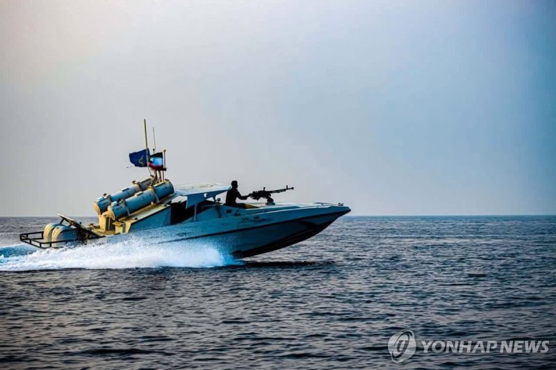 이란 이슬람혁명수비대(IRGC)의 고속정 훈련 모습 (출처=연합뉴스)