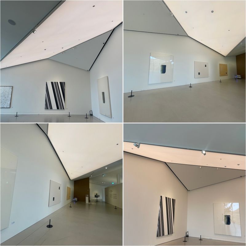 오아르미술관의 2층 전시공간은 천장의 높낮이가 다양한 변주를 선사한다. 경주시 도시계획 조례에 맞춰 한옥의 박공지붕 형태를 개성있게 도입하면서 나온 형태다./사진=서윤경 기자