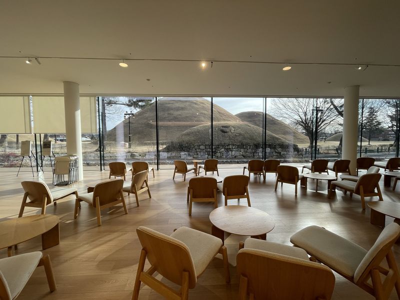 오아르미술관의 1층 카페는 '머무르는 건축'을 보여주는 공간이다. /사진=서윤경 기자