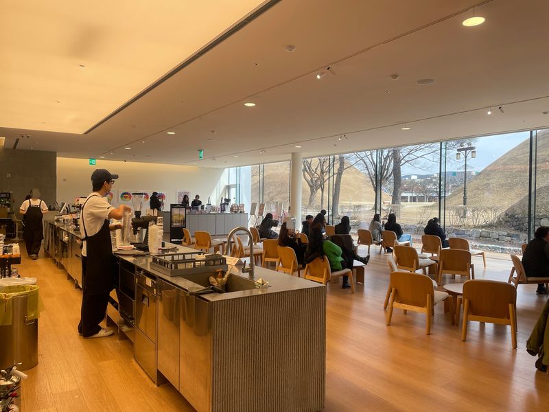 오아르미술관의 1층 카페에서 사람들이 대릉원을 바라보며 음료를 마시고 있다./사진=서윤경 기자