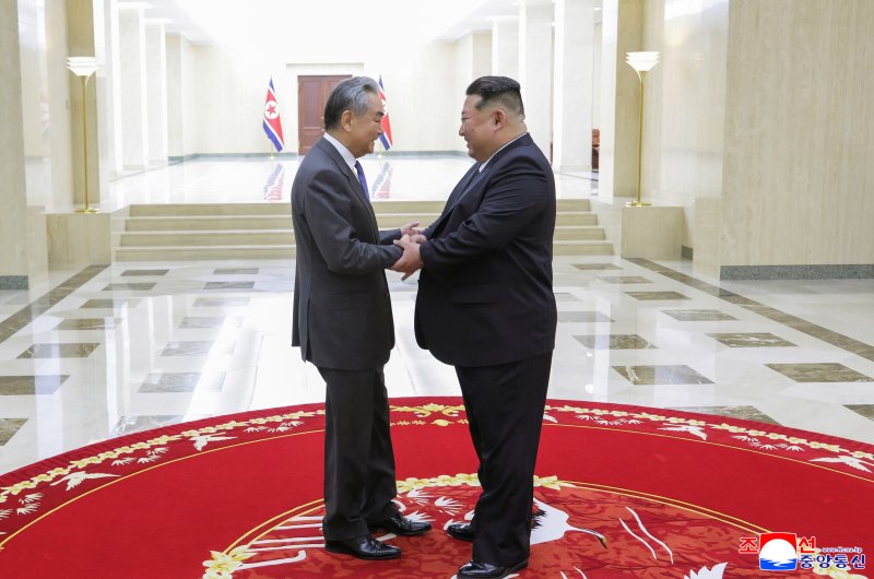 지난 4월 10일 평양에서 김정은 북한 국무위원장(오른쪽)이 왕이 중국 외교부장(장관)과 악수하고 있다.EPA연합뉴스
