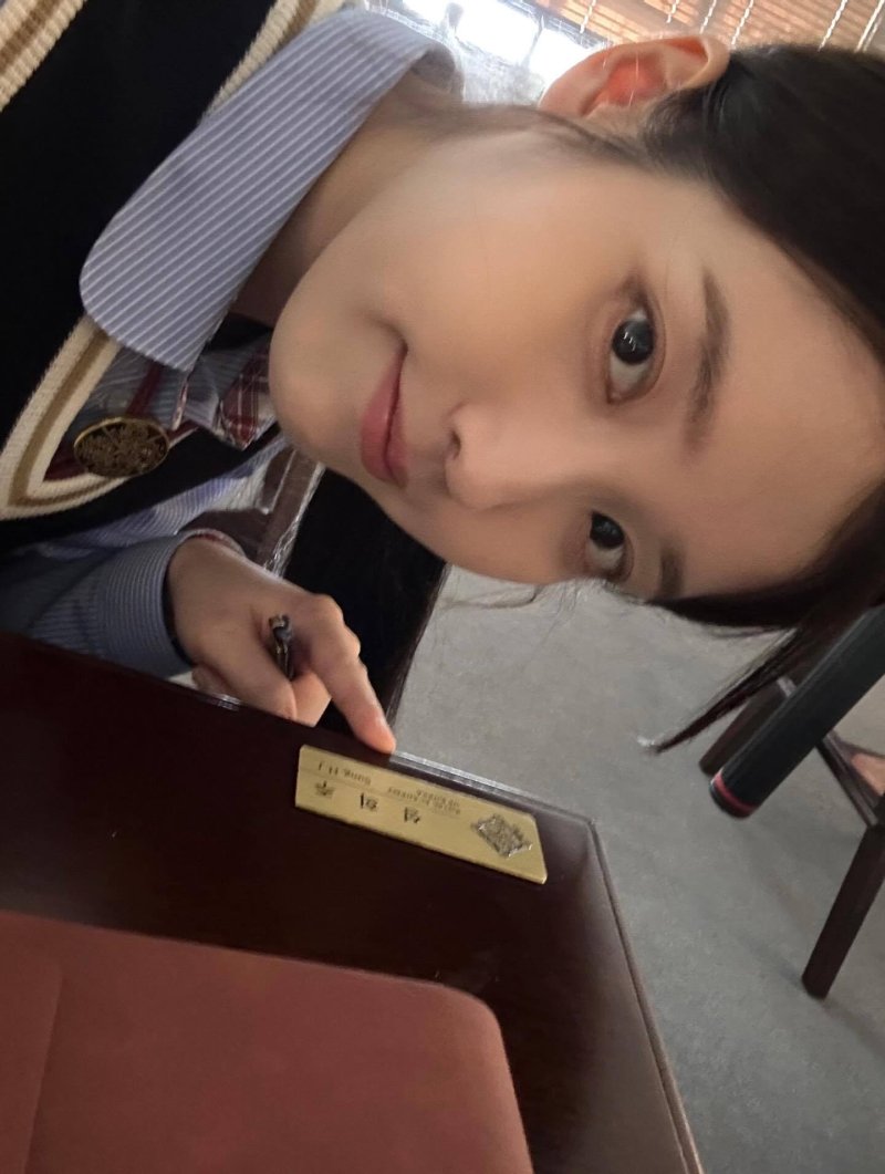 아이유, 여전히 교복도 찰떡…독보적 동안 비주얼 [N샷]