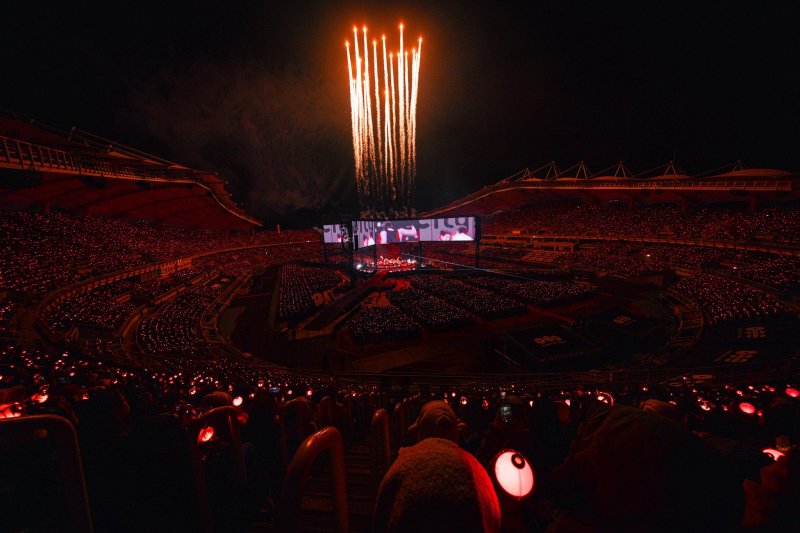 스펙터클&middot;퍼포먼스 넘은 캠프파이어 연대…방탄소년단 '아리랑', 360도 무대 증명 'BTS 2.0'