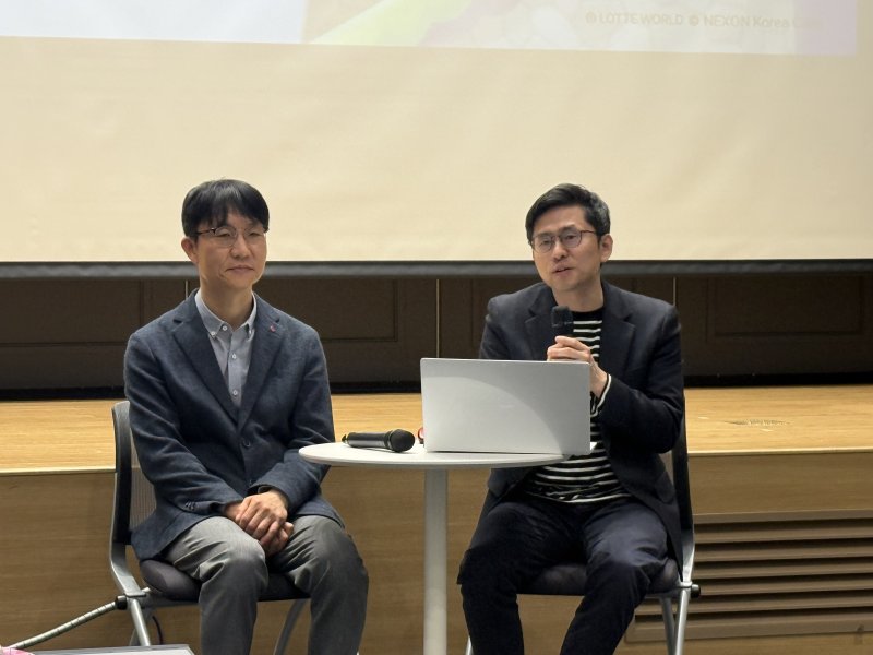 지난 7일 오후 롯데월드 어드벤처가 진행한 간담회에서 질문에 답변하는 이해열 롯데월드 마케팅부문장(왼쪽)과 오성민 롯데월드 어트랙션개발팀 수석 ⓒ 뉴스1 윤슬빈 관광전문기자