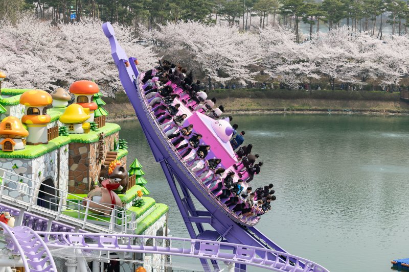 메이플 아일랜드 존의 자이로스핀(롯데월드 어드벤처 제공)