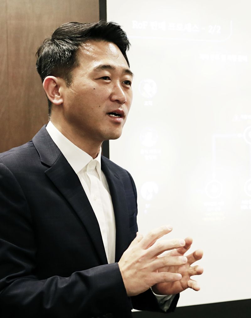 박지성 메르세데스-벤츠 코리아 리테일 오브 더 퓨처 프로세스 총괄 부장이 지난 9일 서울 중구 서울스퀘어에서 열린 기자간담회에서 새로운 차량 판매 방식 '리테일 오브 더 퓨처(Retail of the Future)'에 대해 설명하고 있다. 메르세데스-벤츠 코리아 제공.