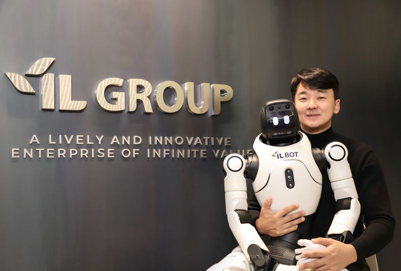 [인터뷰] '사재 33억 기숙사' 아이엘 송성근 의장 