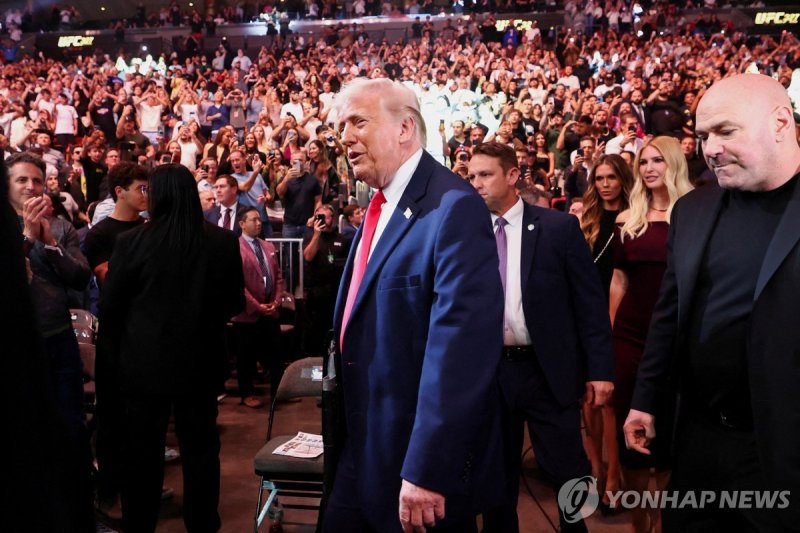 트럼프 '미&middot;이란 노딜' 발표때 마이애미서 UFC격투기 관람