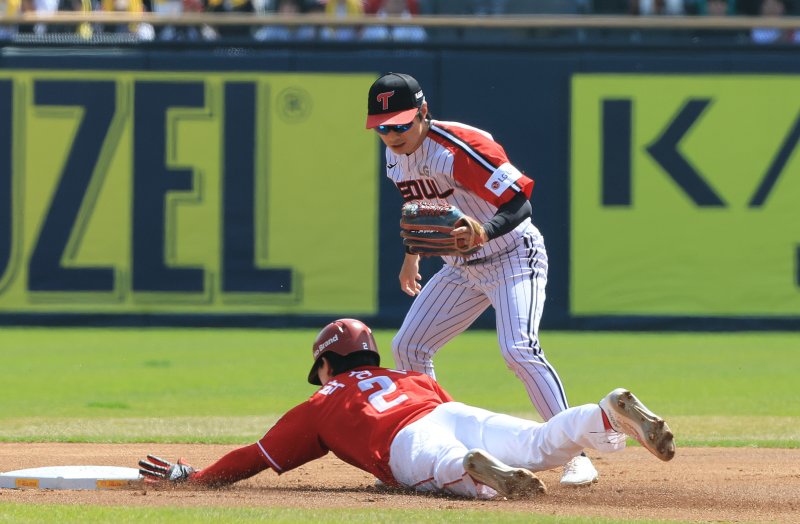 (서울=뉴스1) 임세영 기자 = 12일 서울 송파구 잠실야구장에서 열린 '2026 신한 SOL KBO리그' 열린 SSG 랜더스와 LG트윈스의 경기 1회초 무사 주자 1루 SSG 박성한이 2루 도루에 성공하고 있다. 2026.4.12/뉴스1 /사진=뉴스1화상