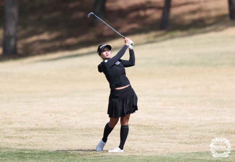 12일 경북 구미 골프존카운티 선산에서 열린 iM금융오픈 최종라운드에서 김시현이 아이언샷을 하고 있다. KLPGA 제공