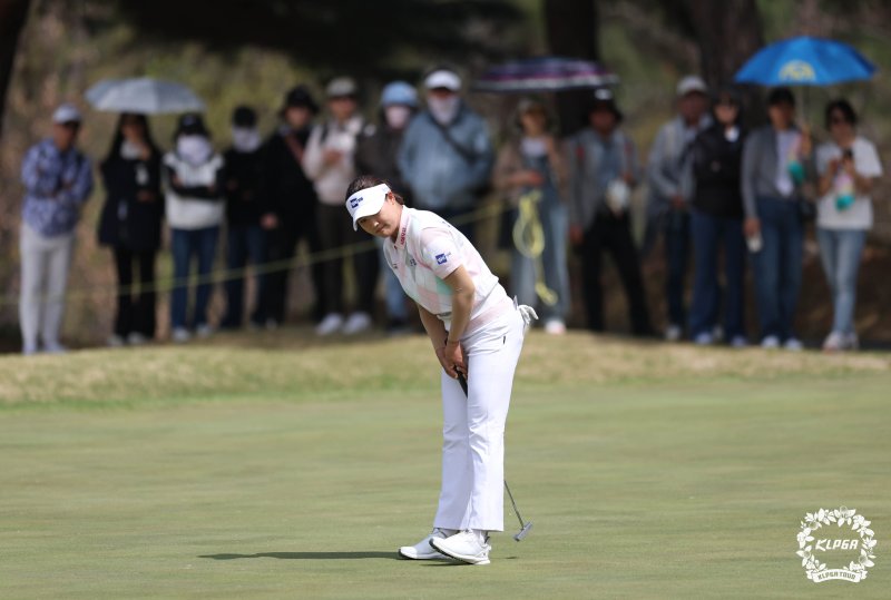 12일 경북 구미 골프존카운티 선산에서 열린 iM금융오픈 최종라운드에서 김민솔이 퍼팅을 하고 있다. KLPGA 제공