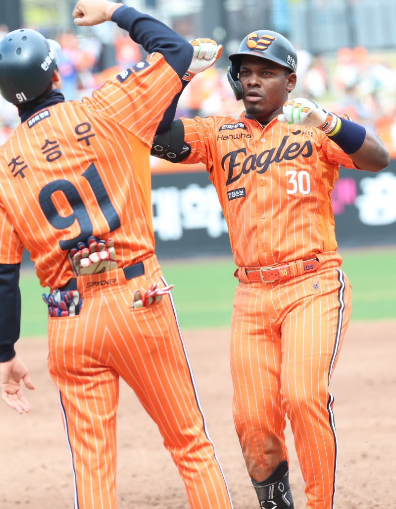 "방패 없는 창은 스스로를 찌른다" 마운드&middot;수비 연쇄 붕괴, 길 잃은 한화의 '닥공 야구' [FN 이슈]