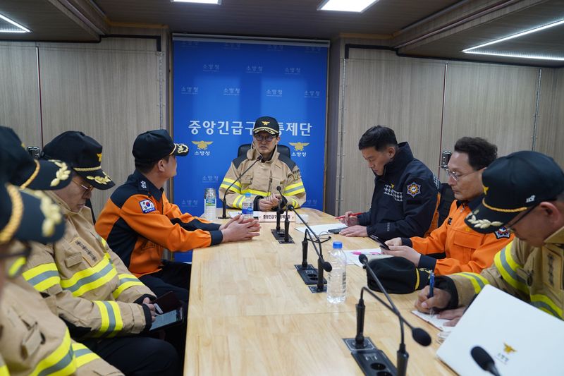 12일 김승룡 소방청장이 전남 완도 수산물 가공공장 화재 현장에서 소방 관계자들과 함께 순직 소방공무원에 대한 사고수습회의를 주재하고 있다. 소방청 제공