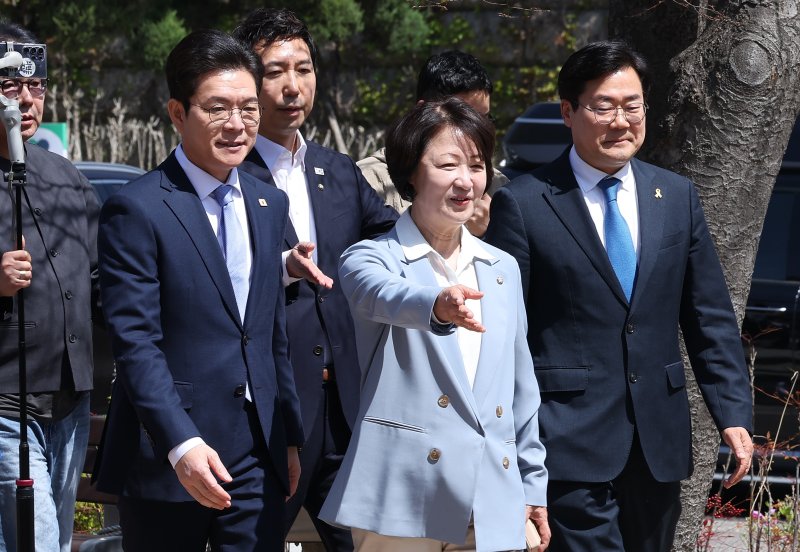 6·3 지방선거 더불어민주당 정원오 서울시장 후보(왼쪽부터), 추미애 경기도지사 후보, 박찬대 인천시장 후보가 12일 서울 여의도 국회 소통관 앞 벤치에서 열린 수도권 광역단체장 후보 '원팀 간담회'에 참석하고 있다. 2026.4.12 ⓒ 뉴스1 김성진 기자